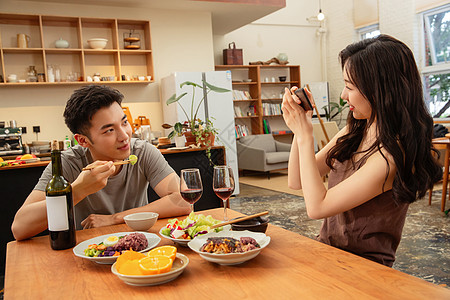 年轻夫妇在家用餐高清图片