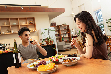 年轻夫妇在家用餐图片