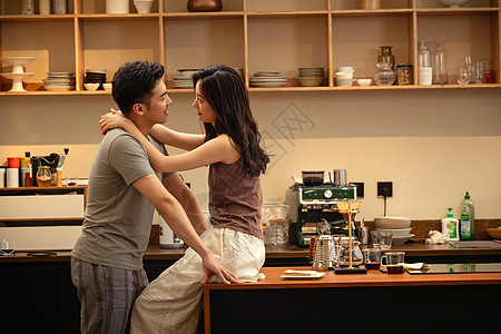 两个人喝咖啡青年夫妇在家冲咖啡背景
