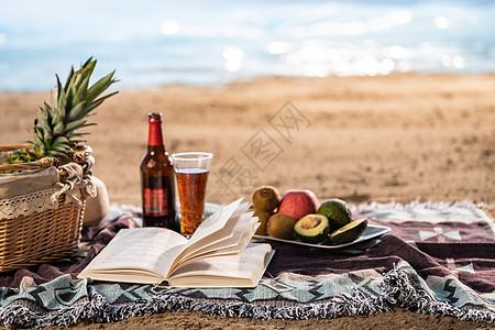 沙滩上的水果和饮料图片