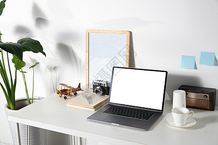 办公桌上的盆栽居家办公桌上的笔记本电脑背景