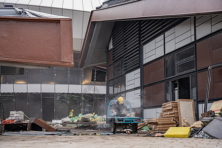 改变来了？亚马尔一改此前“加冕”方式，进球后亮队徽和队友庆祝