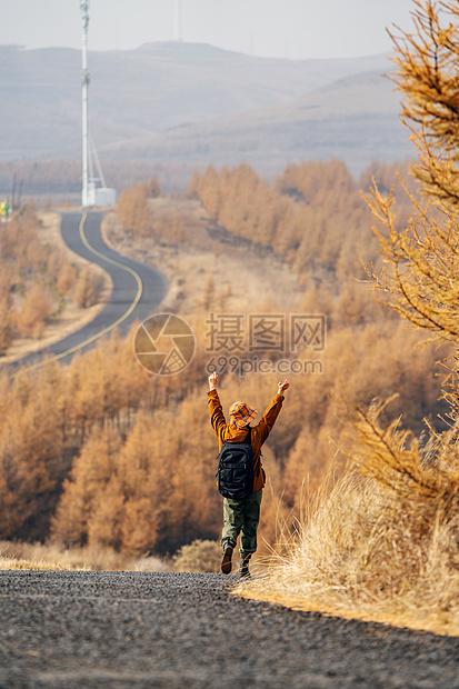 年轻女子户外徒步旅行的背影图片