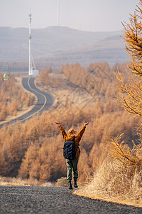 背包旅行年轻女子户外徒步旅行的背影背景