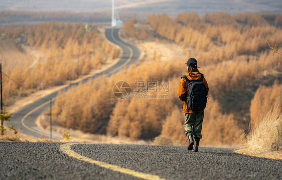 年轻女子户外徒步旅行的背影图片