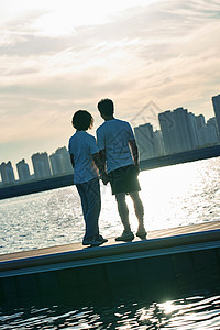 夕阳海景老年夫妇站在在海边背景