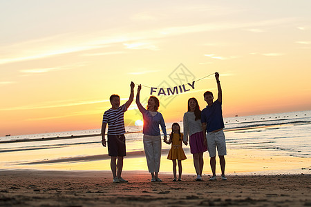 海景夕阳在海边度假的快乐家庭背景