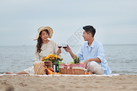 浪漫的青年夫妇在海边度假图片