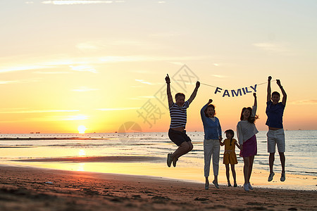 在海边度假的快乐家庭图片