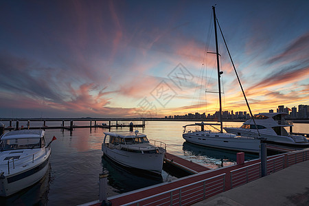 夕阳下的游艇图片