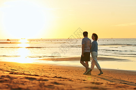 老年夫妇在海边散步图片