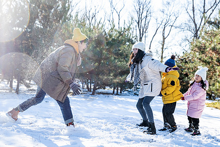 快乐的一家人在雪地里做游戏高清图片