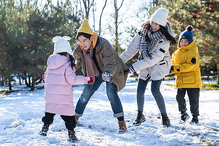 快乐的一家人在雪地里做游戏高清图片