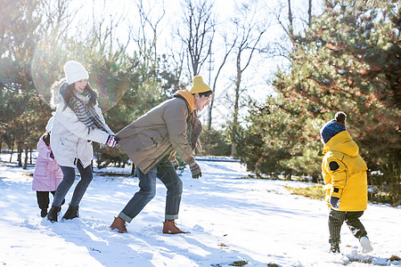 快乐的一家人在雪地里做游戏高清图片