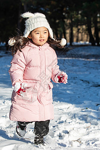 雪地玩耍快乐的小女孩在雪地里玩耍背景