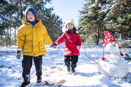 雪地玩耍快乐儿童和雪人背景