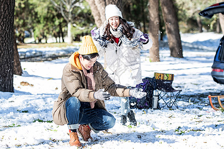 雪地上玩耍的青年伴侣图片