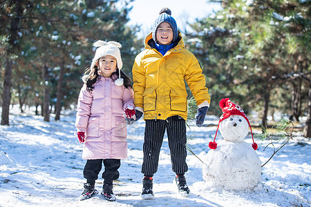 快乐儿童和雪人图片