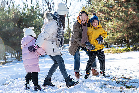 快乐的一家人在雪地里做游戏高清图片