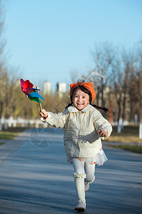 小女孩奔跑可爱的小女孩在户外玩耍背景