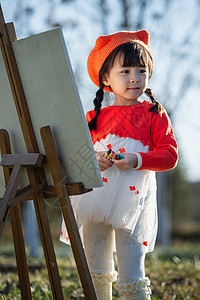 可爱的小女孩在户外画画图片