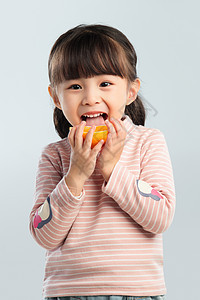 小女孩吃水果图片