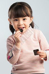 可爱的小女孩正在吃零食图片