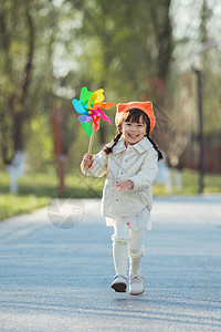 可爱的小女孩在户外玩耍图片