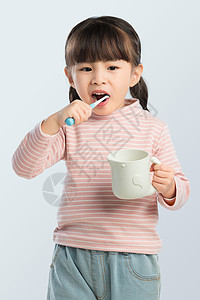 可爱的小女孩正在刷牙高清图片