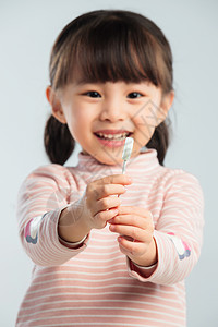 可爱的小女孩正在吃零食图片