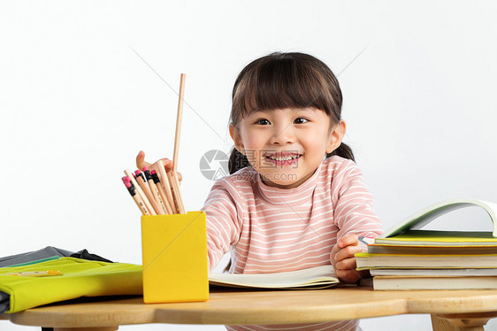 可爱的小女孩写作业图片