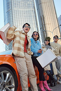 快乐的青年人驾驶豪车购物高清图片