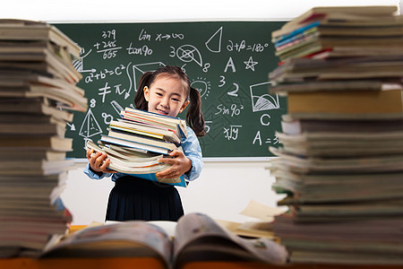 搬书的女生搬着沉重课本的小学女生背景