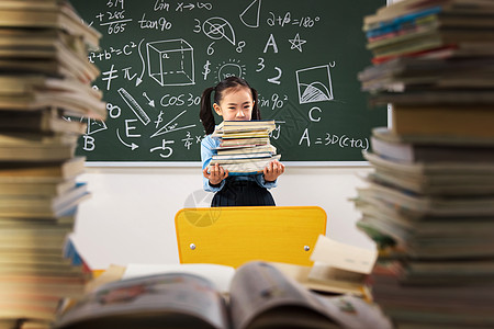 搬书的女生搬着沉重课本的小学女生背景