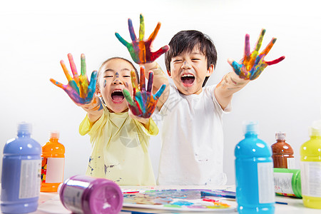 手上涂满颜料的小学生图片