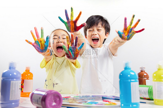 手上涂满颜料的小学生图片