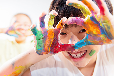 手上涂满颜料的小学生手比爱心图片