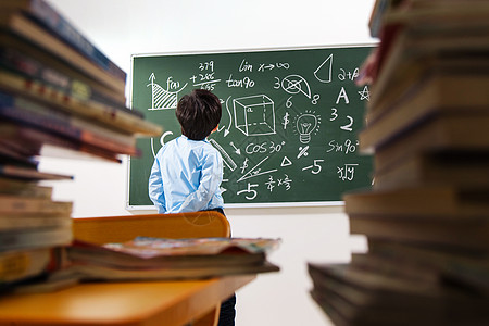 小孩背影小学男生被数学题难住的背影背景