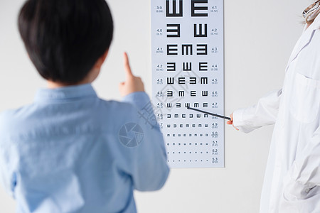 测视力的医生小学男生测视力背景