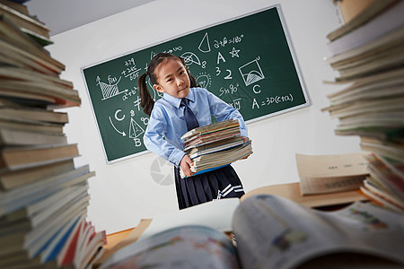 搬书的女生搬着沉重课本的小学女生背景