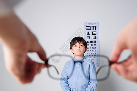 需要佩戴眼镜的小学男生图片