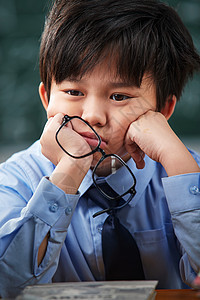 苦恼的小学生图片