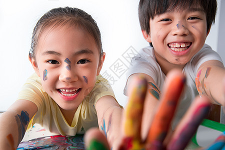 手上涂满颜料的小学生图片