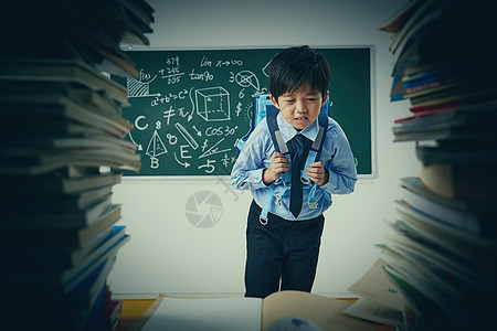 面对作业苦恼的小学生图片