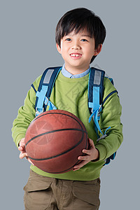 拿着篮球的男孩抱着篮球的小男孩背景