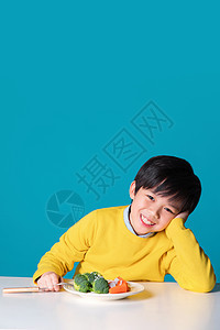 快乐的小男孩吃蔬菜图片
