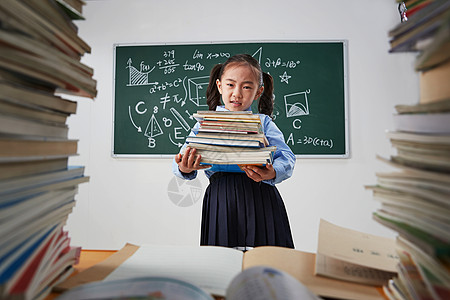 搬书的女生搬着沉重课本的小学女生背景