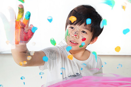 手上涂满颜料的小学生图片