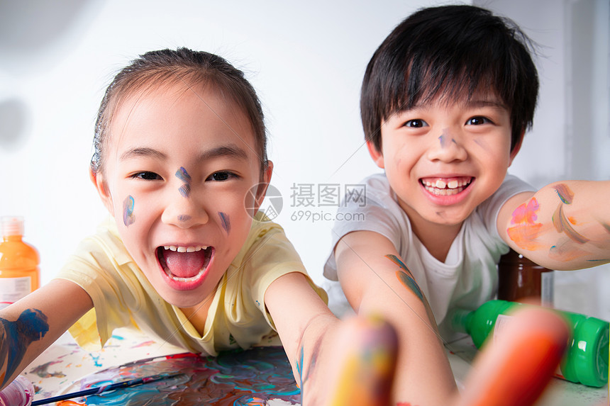 手脸上涂着颜料的小学生图片