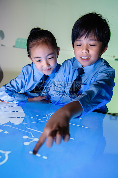 课堂上的小学生图片